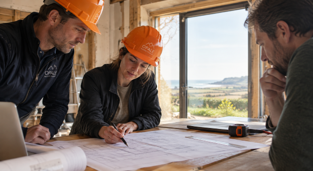 Maître d'œuvre et architecte analysant des plans de construction de maison